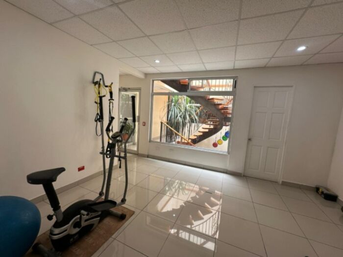En venta edificio de tres pisos en Llorente de Tibás en Anselmo Llorente, Tibás, San José — $700,000