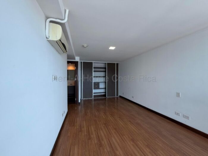 Venta apartamento piso alto 2 hab con balcón y amenidades premium #26-1862 GS in Merced, San José — $220,000
