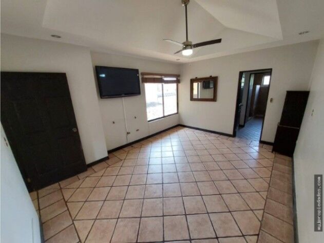 ALQUILER AMPLIA CASA EN CONDOMINIO SANTA ANA POZOS en Pozos, Santa Ana, San José — $1,450