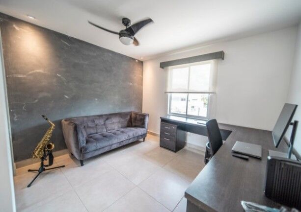 Se vende moderna casa con patio en Ciudad Colón 26-49 in Colón, Mora, San José — $220,000