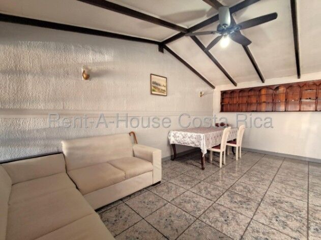 VENTA DE CASA MÁS LOCAL. PROPIEDAD ESQUINERA EN EXCELENTE PUNTO. en Gravilias, Desamparados, San José — ₡ 75 000 000