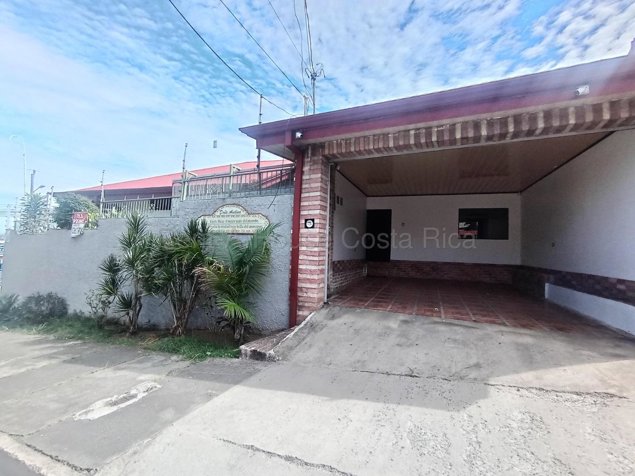 Casa esquinera con uso mixto en venta en Mercedes, Heredia en Mercedes, Heredia — ₡ 140 490 000