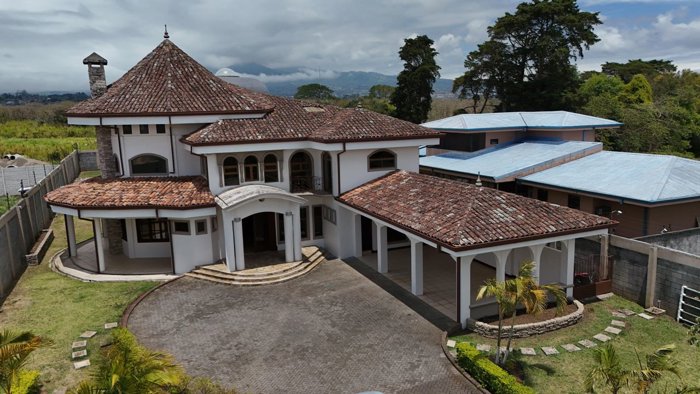 SE VENDE PROPIEDAD EXCLUSIVA SAN ISIDRO DE HEREDIA in San Isidro, Heredia — $995,000 - Photo 3 of 61