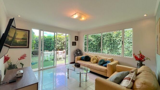 Alquiler de Preciosa Casa totalmente Amoblada en Escazú / OFC Mls. 25-952 en San Rafael, Escazú, San José — $3,400