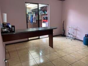 ¡Gran oportunidad de inversión! Esta propiedad única consta de dos encantadoras casas en Venta  en Guadalupe, Goicoechea, San José — $170,000 - Foto 4 de 17