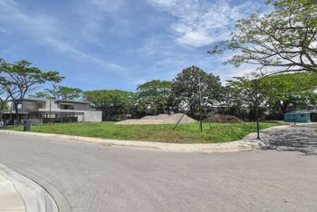 Terreno Esquinero de 1079m2 en Latitud Lindora in Pozos, Santa Ana, San José — $495,000 - Photo 2 of 17