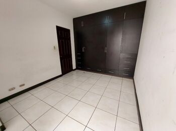 VENTA AMPLIA CASA DE 1 PLANTA RESIDENCIAL SANTA ANA 3 HAB+OFI en Pozos, Santa Ana, San José — $235,000 - Foto 4 de 18