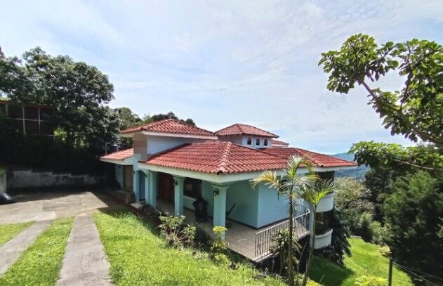 Venta de casa en lote de 1360 m2 con 7 habitaciones en Aserri Tabarca in Tarbaca, Aserrí, San José — $355,000