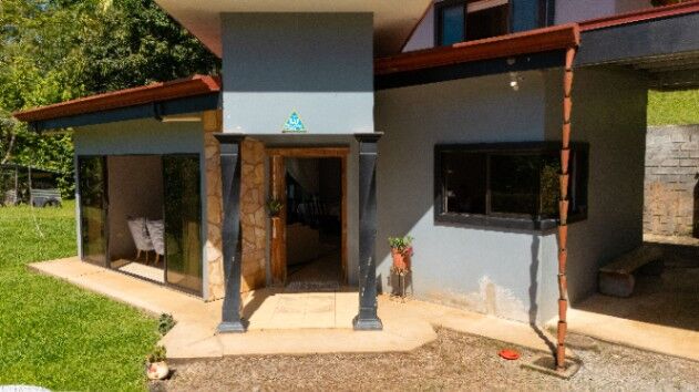 PROPIEDAD CON CASA EN 2.5 ACRES EN PÉREZ ZELEDÓN – CLIMA FRESCO, CERCA DE SAN ISIDRO Y PLAYAS in San Isidro De El General, Pérez Zeledón, San José — $358,000