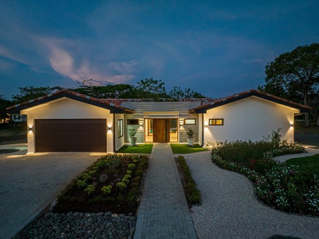 Villa de Lujo en Hacienda Pinilla con Casa de Huéspedes en Tamarindo, Santa Cruz, Guanacaste — $1,499,000
