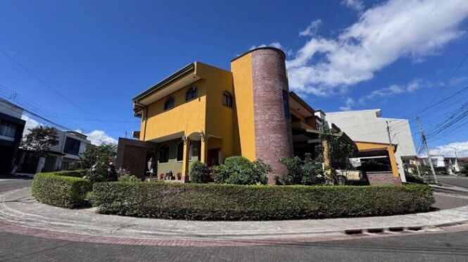 ¡Gran Oportunidad! Venta de Casa Esquinera en Condominio Lomas de Granadilla en Granadilla, Curridabat, San José — $298,000
