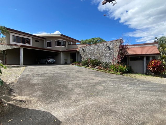 Quinta en Venta con Casa Principal y 2 Apartamentos en Garita, Alajuela — $1,150,000
