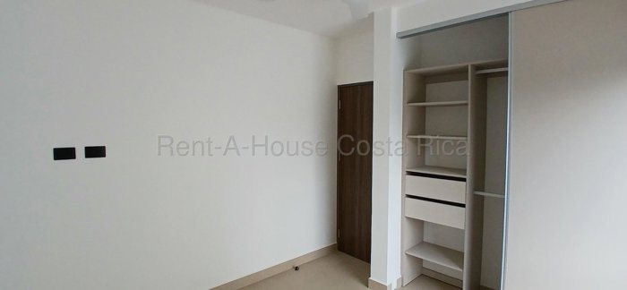 Alquiler de casa moderna en condominio en Guachipelín de Escazú #27-815 GS en Escazú, San José — $2,200 - Foto 3 de 9