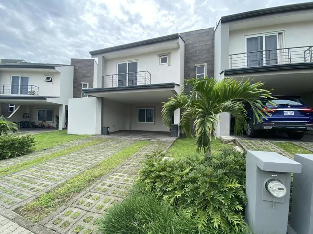 Venta de moderna casa de dos plantas con patio y amenidades en condominio #25-1578 GS in San Rafael, Escazú, San José — $320,000