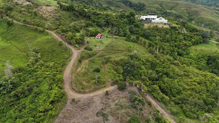 SE VENDE FINCA CON CABANA RUSTICA Y VISTAS PANORAMICAS AL VALLE in Cajón, Pérez Zeledón, San José — $129,500 - Photo 2 of 17