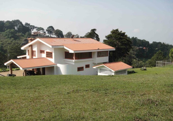 Preciosa casa con terreno y vista al Valle Central in Santa Bárbara, Heredia — $1,700,000