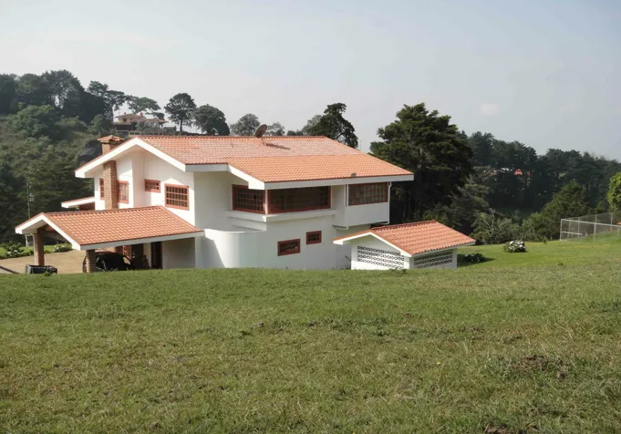 Preciosa casa con terreno y vista al Valle Central en Santa Bárbara, Heredia — $1,700,000