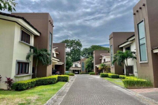 Se vende espaciosa casa de 2 plantas en Ciudad Colón 25-871 in Colón, Mora, San José — $220,000