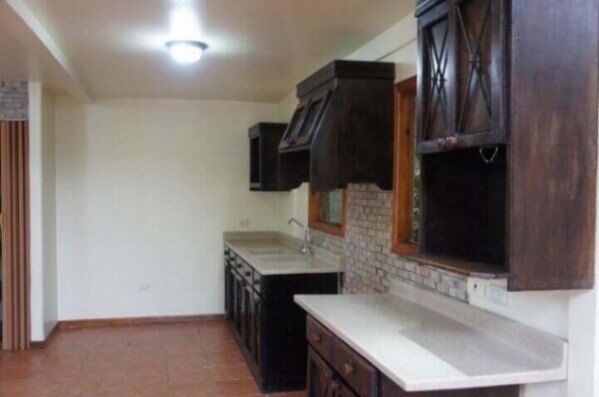 Hermosa casa de múltiples niveles ubicada en residencial privado OFC/AD in San Jerónimo, Moravia, San José — $1,300