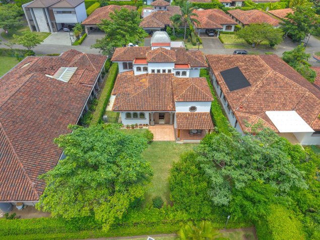 🏡 Elegancia y amplitud en Santa Ana in Santa Ana, San José — $649,000 - Photo 2 of 62