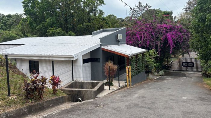 Casa de estilo moderno en comunidad privada en un entorno tipo oasis. en Atenas, Alajuela — $230,000 - Foto 2 de 19