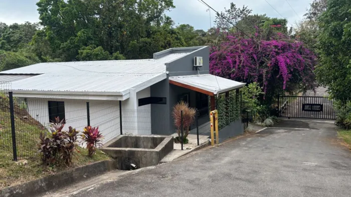 Casa de estilo moderno en comunidad privada en un entorno tipo oasis. en Atenas, Alajuela — $230,000 - Foto 2 de 19