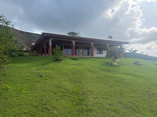 Casa con Vista 360 y clima fresco en zona Alta a 20min de La Fortuna en Monterrey, San Carlos, Alajuela — ₡ 125 000 000 - Foto 2 de 19