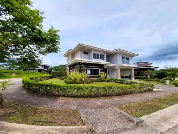 Se alquila moderna casa con patio en condominio San Rafael Alajuela 26-50 en San Rafael, Alajuela — $5,500
