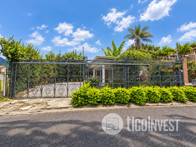 Amplia casa en venta con piscina en Tres Ríos  **2217 in Tres Ríos, La Unión, Cartago — $450,000