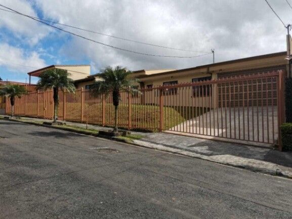 MLS-25-1037 VENTA HERMOSA CASA CURRIDABAT SAN JOSE en Curridabat, San José — $695,000