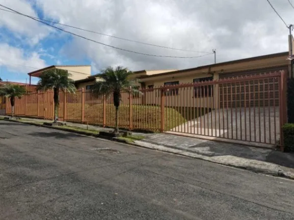 MLS-25-1037 VENTA HERMOSA CASA CURRIDABAT SAN JOSE en Curridabat, San José — $695,000