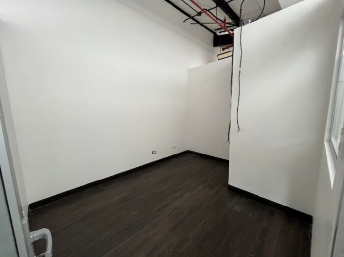 Local comercial con mezzanina y alta visibilidad en torre premium #26-1094 GS en Santa Ana, San José — $1,800