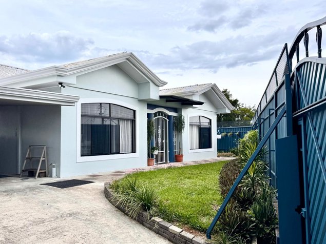Espaciosa casa de 5 cuartos y espacios abiertos en Grecia en Grecia, Alajuela — $289,000 - Foto 2 de 33