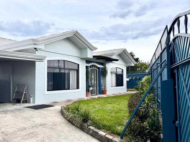 Espaciosa casa de 5 cuartos y espacios abiertos en Grecia en Grecia, Alajuela — $289,000 - Foto 2 de 33