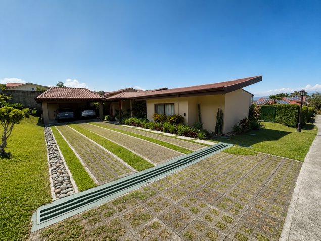 Casa de Una Planta en Venta en Piedades de Santa Ana, con Terreno in Piedades, Santa Ana, San José — $733,000