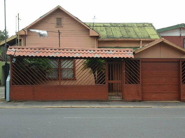 VENTA DE CASA CON USO DE SUELO COMERCIAL, CENTRO DE CARTAGO in Occidental, Cartago — $398,000