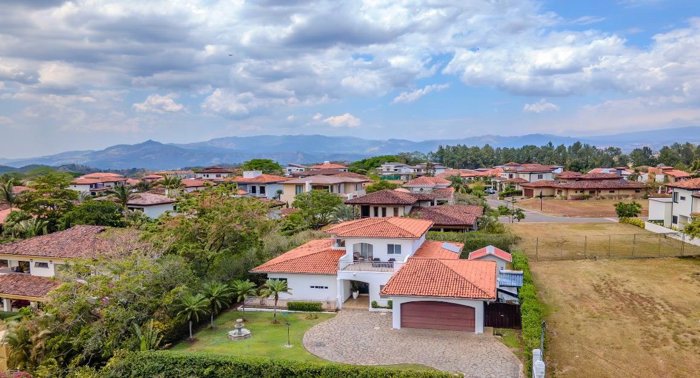 Para Alquiler Casa con piscina, ubicada en Hacienda Los Reyes. en Guácima, Alajuela — $5,500