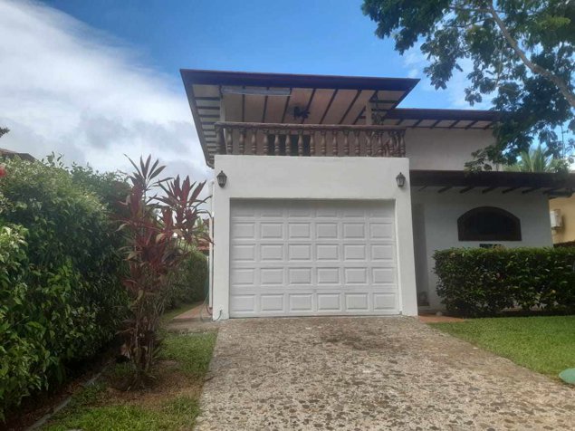Tropical Breezes – Tu Refugio Costero a Solo Pasos de Playa Bejuco in Parrita, Puntarenas — $285,000
