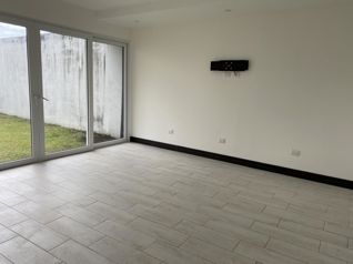 Venta de moderna casa de dos plantas con patio y amenidades en condominio #25-1578 GS in San Rafael, Escazú, San José — $320,000 - Photo 5 of 18