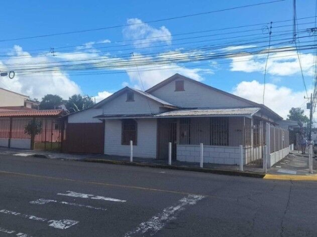 Venta de casa con uso comercial San Rafael, Heredia #26-1308 en San Rafael, Heredia — $638,000