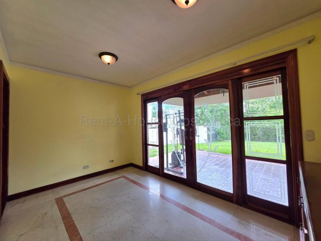 Venta de residencia de lujo con amplia zona verde en Altamonte, Curridabat #27-97 GS en Granadilla, Curridabat, San José — $700,000 - Foto 2 de 13