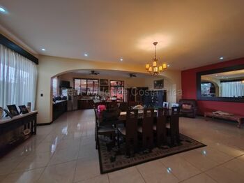 VENTA DE PROPIEDAD CON 3 CASAS, 1 TALLER, USO DE SUELO MIXTO.  in Granadilla, Curridabat, San José — $1,600,000 - Photo 4 of 12