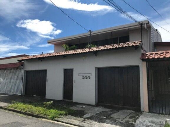 Se vende propiedad con 1 casa y 2 apartamentos en Zapote San José 24-1248 en Zapote, San José — ₡ 208 000 000