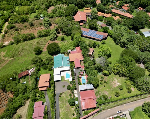 Hermosa casa con piscina en Atenas en Atenas, Alajuela — $350,000 - Foto 2 de 15
