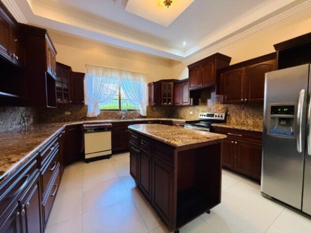 VENDO CASA EN GRANADILLA DE CURRIDABAT. en Granadilla, Curridabat, San José — $650,000