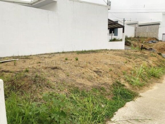 Lote esquinero- Condominio Puerto España Aguacaliente,Cartago  en Aguacaliente, Cartago — ₡ 35 000 000