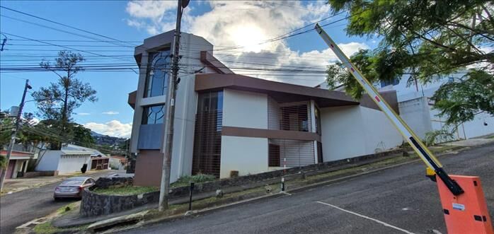 VENTA DE CASA, SAN JOSE , CURRIDABAT, LOMAS DE AYARCO en Curridabat, San José — $350,000
