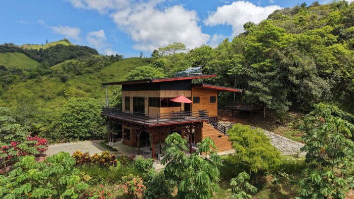 VENTA DE FINCA DE 1 HECTAREA CON CASA, RANCHO Y PISCINA EN LA GUARIA, SAN ISIDRO DE PEREZ ZELEDON in San Isidro De El General, Pérez Zeledón, San José — $500,000