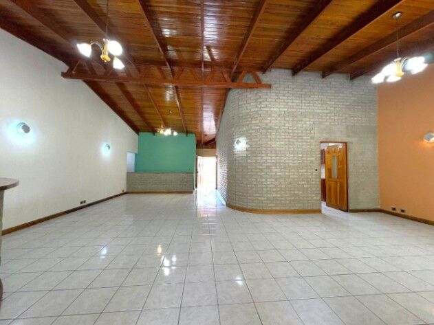Casa en venta en Escazú de un Nivel con Uso Mixto y Gran Lote de 1.103 m² – Oportunidad Única in San Rafael, Escazú, San José — $443,000 - Photo 2 of 19