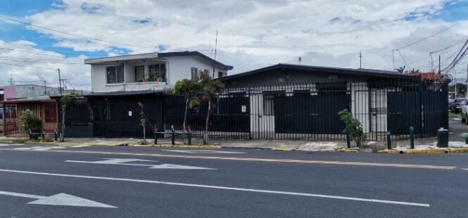 CASA EN VENTA EN TIBÁS SAN JOSÉ in San Juan, Tibás, San José — ₡ 167 000 000
